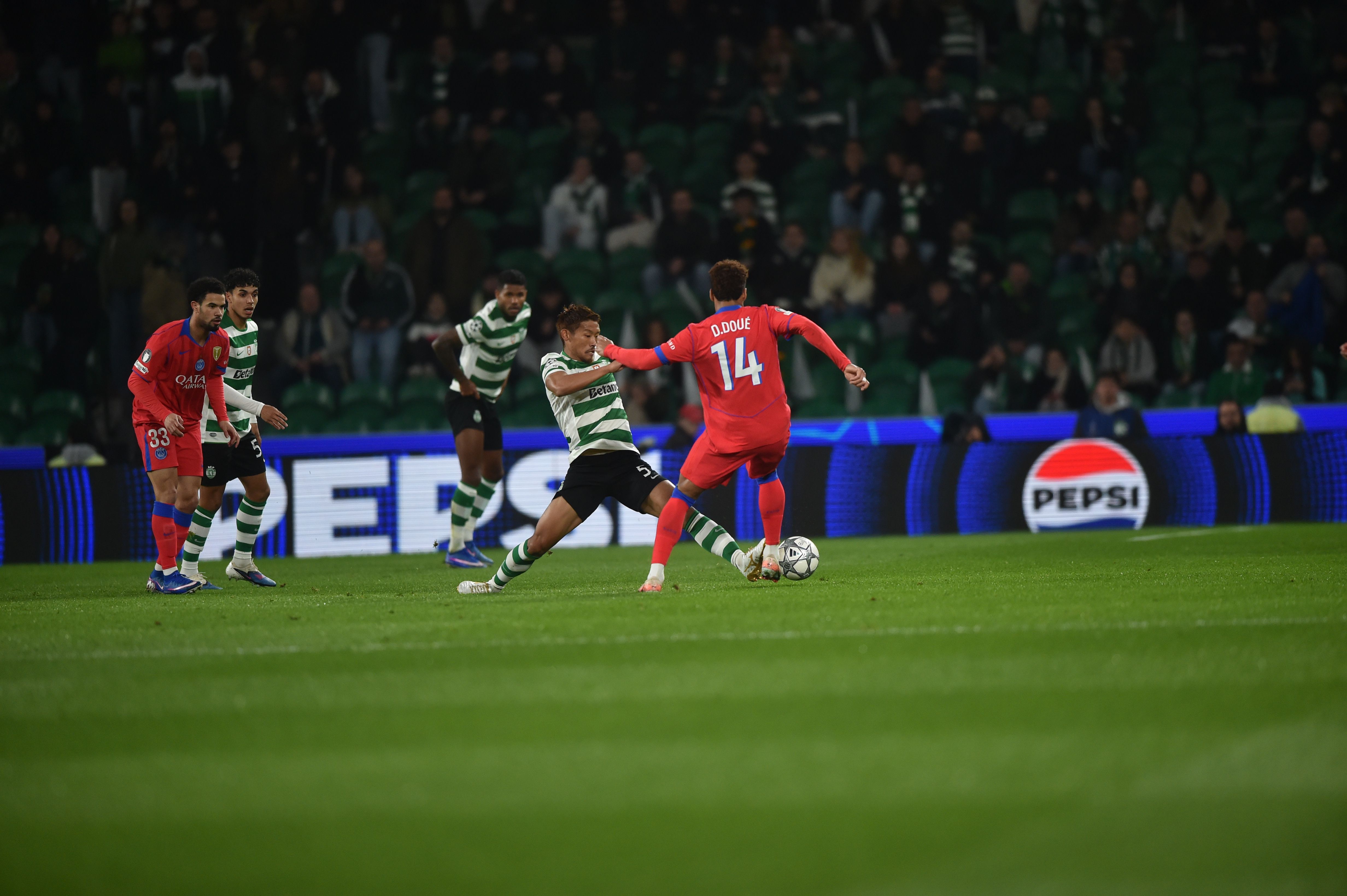 Lance entre Doué e Morita. Foto: Miguel Nunes