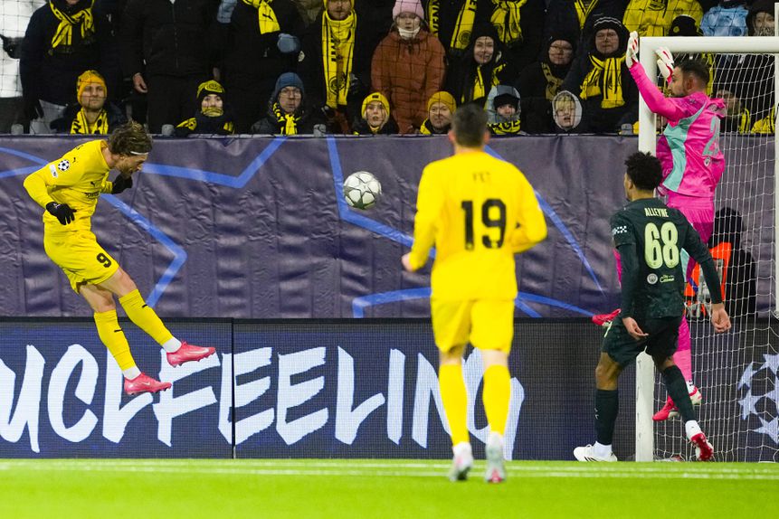 Hogh marcou dois golos em dois minutos no início do pesadelo para o Manchester City na Noruega - FOTO IMAGO