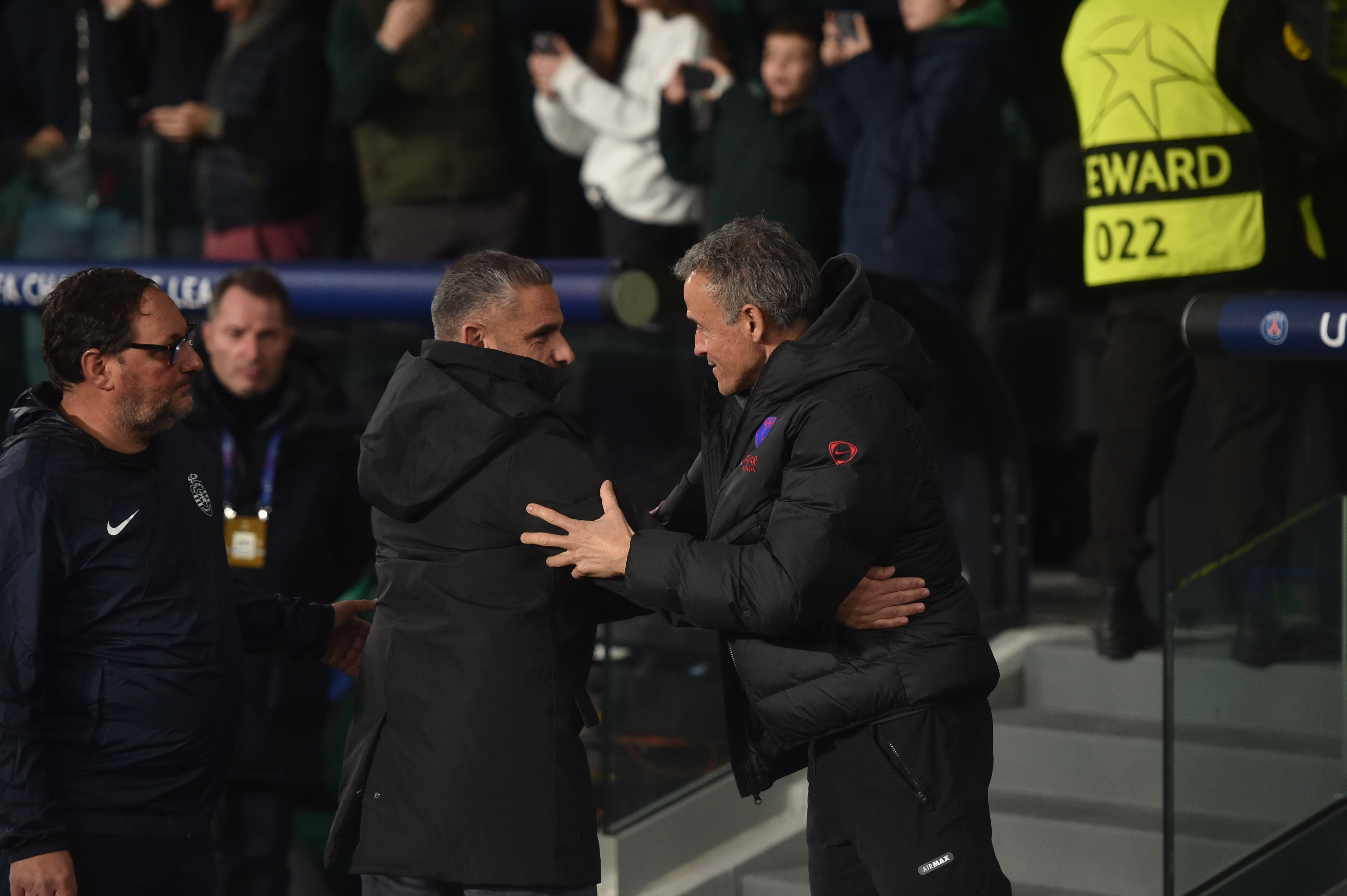 O cumprimento entre Rui Borges e Luis Enrique. Foto: Miguel Nunes