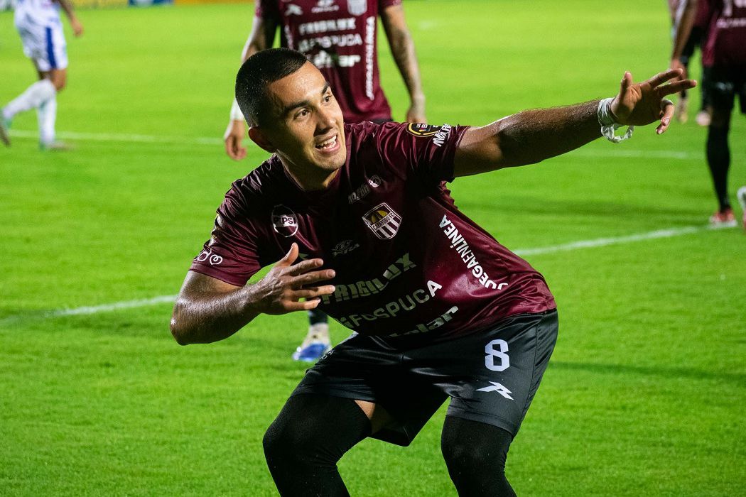 Santa Clara e Aves SAD seguem Juan Pérez. -Foto: D.R.