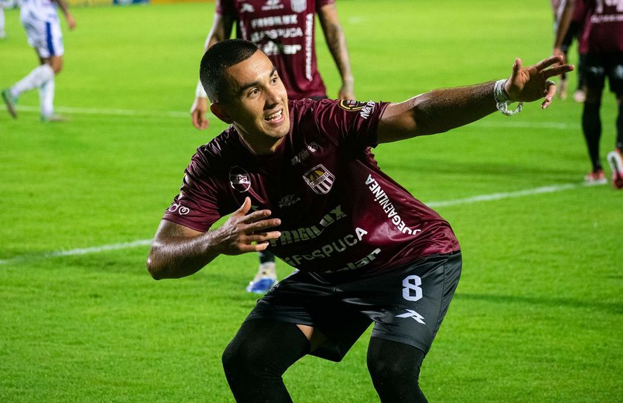 Santa Clara e Aves SAD seguem Juan Pérez. -Foto: D.R.