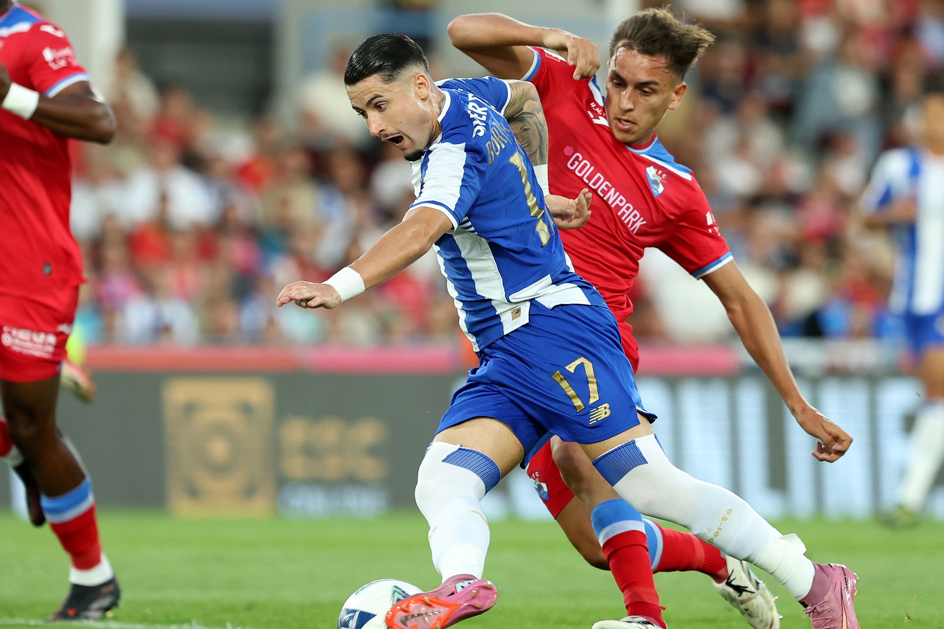 Cáseres em disputa com o portista Borja Sainz no encontro da primeira volta (Foto Catarina Morais/Kapta+)