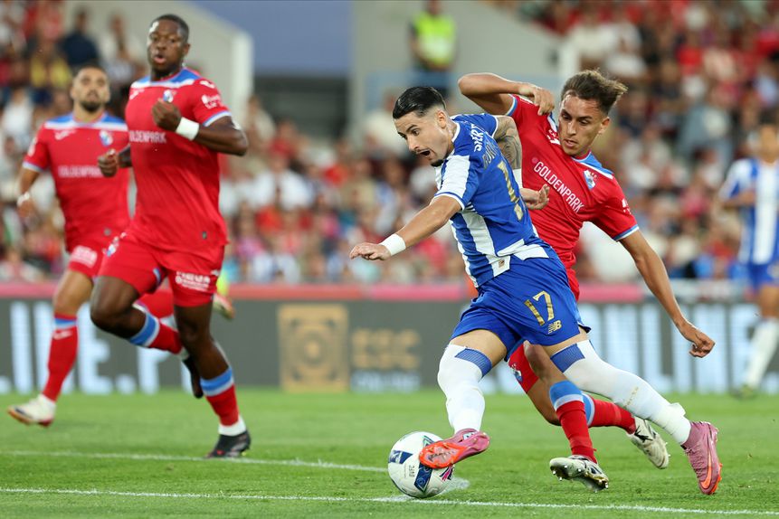 Cáseres em disputa com o portista Borja Sainz no encontro da primeira volta (Foto Catarina Morais/Kapta+)