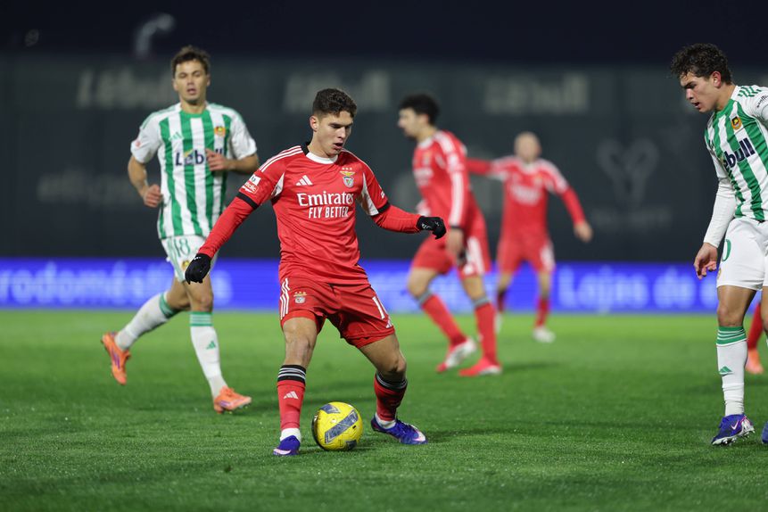 Sudakov dinamizou com o Rio Ave o ataque do Benfica, que se apresentou com dois alas em simultâneo, o que resultou num carrossel ofensivo variado — Foto: IMAGO