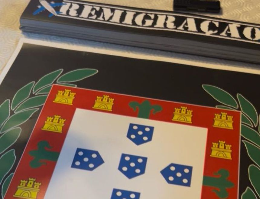 Material apreendido pela PJ na operação para desmantelar associação criminosa que praticava crimes de ódio