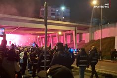 Tochas, petardos e muitos cânticos na chegada dos adeptos do PSG