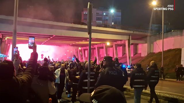 Tochas, petardos e muitos cânticos na chegada dos adeptos do PSG