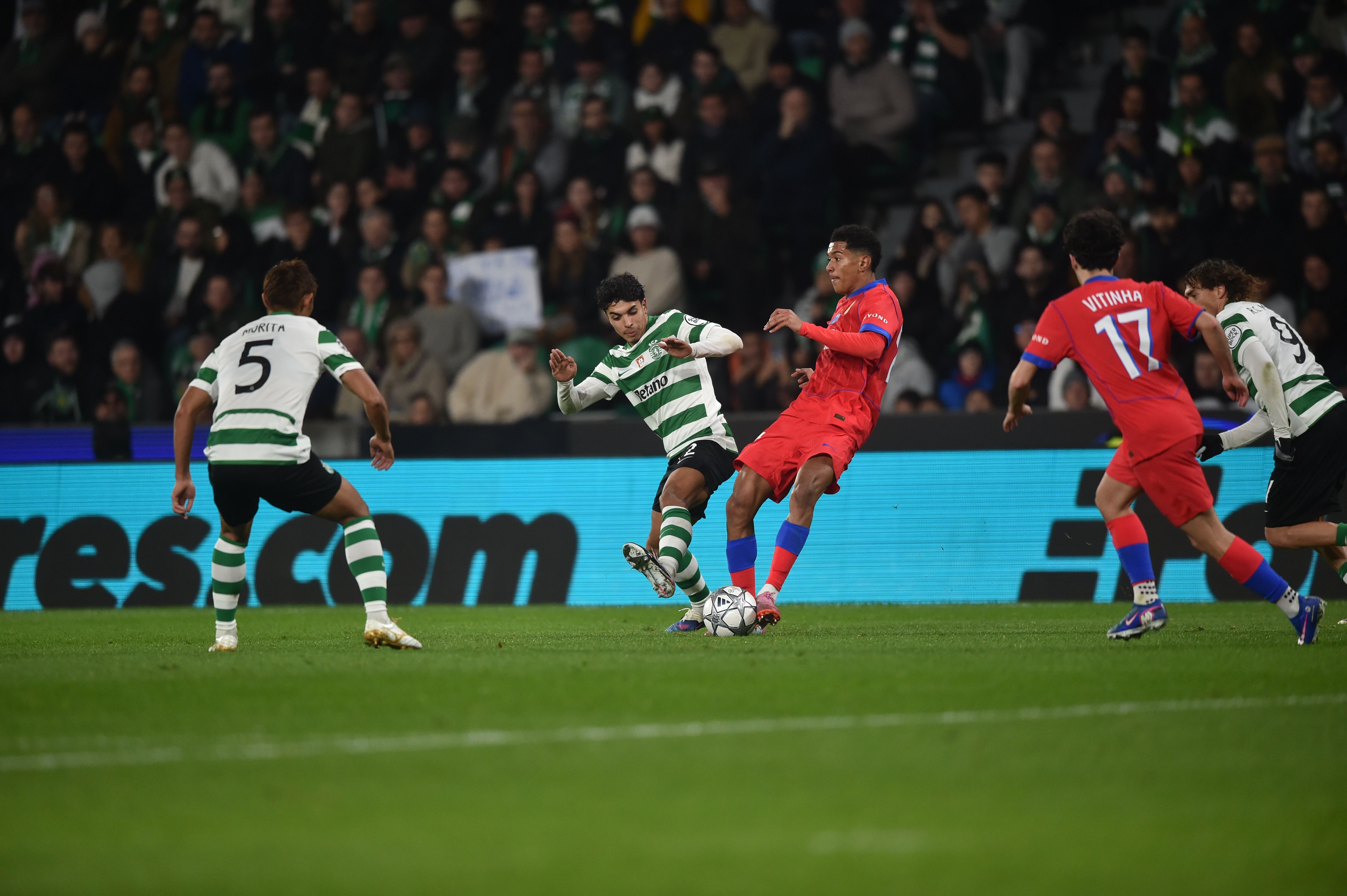 Simões em luta pela posse. Foto: Miguel Nunes