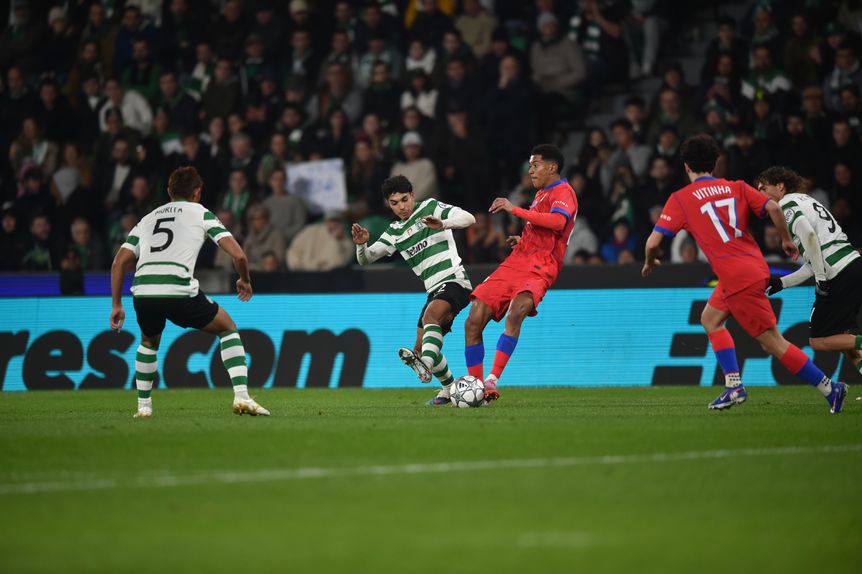 Simões em luta pela posse. Foto: Miguel Nunes