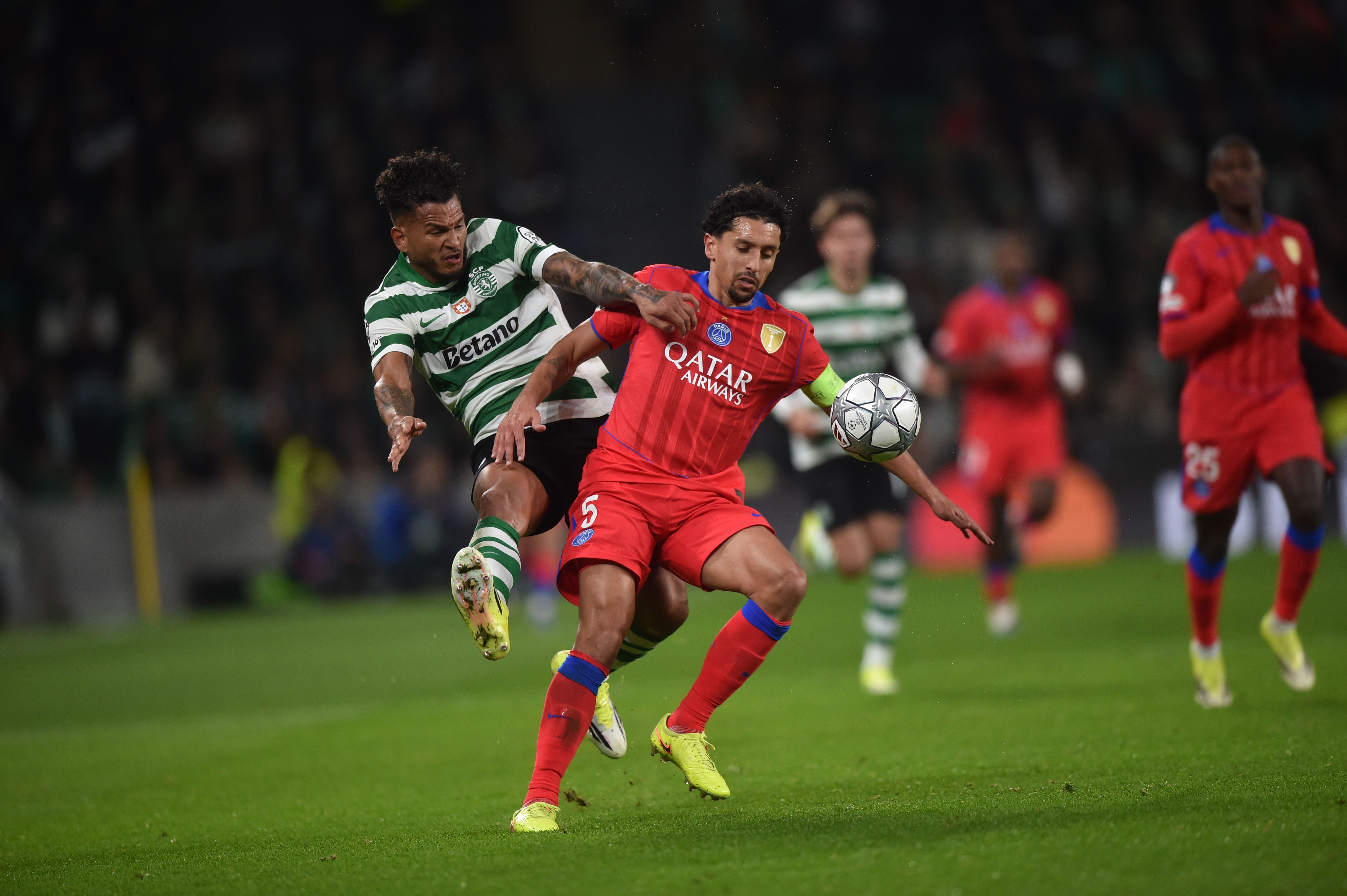 Suárez e Marquinhos em duelo. Foto: Miguel Nunes