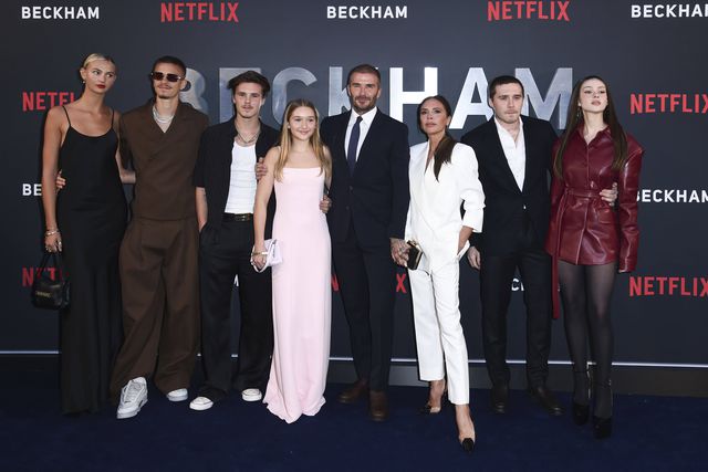 David e Brooklyn Beckham (2.º a contar da direita) numa foto de família em 2023 - Foto: IMAGO
