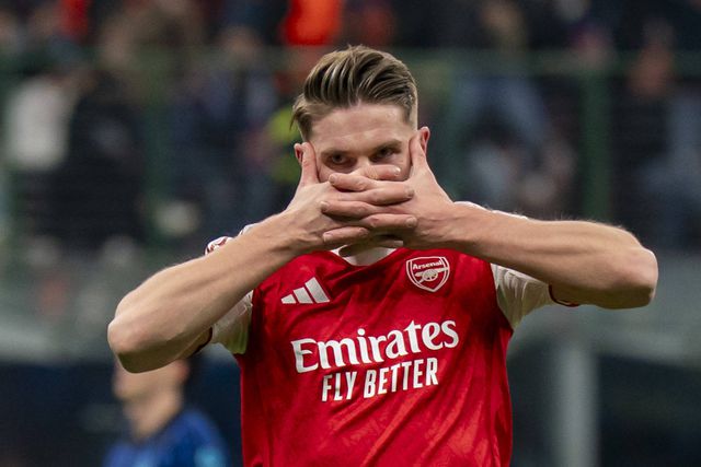 Viktor Gyokeres festeja em Milão (IMAGO)