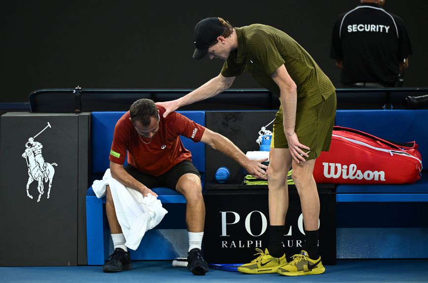 Jannik Sinner consola Hugo Gaston