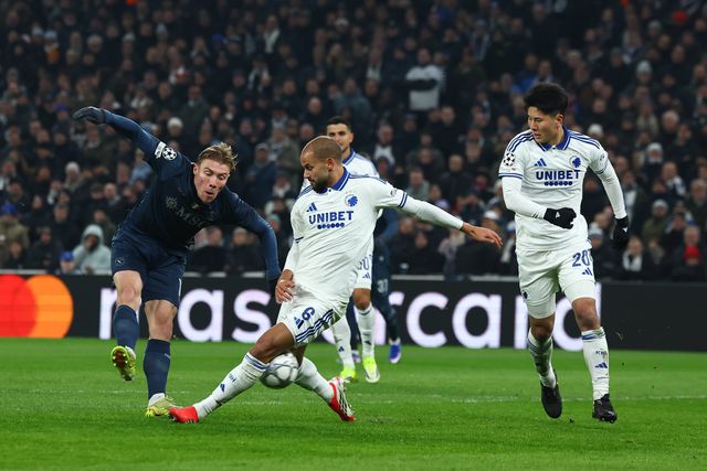 Copenhaga aguenta-se com menos um e trava Nápoles