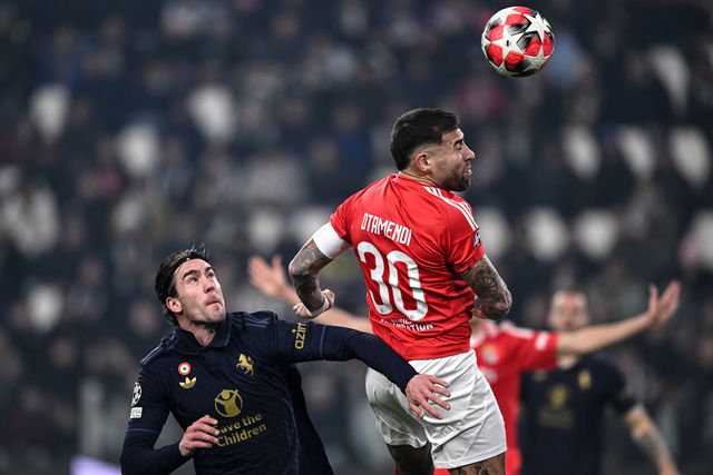 Otamendi salta mais alto que Vlahovic: imagem que retrata a história dos confrontos entre Benfica e Juventus - Foto: IMAGO