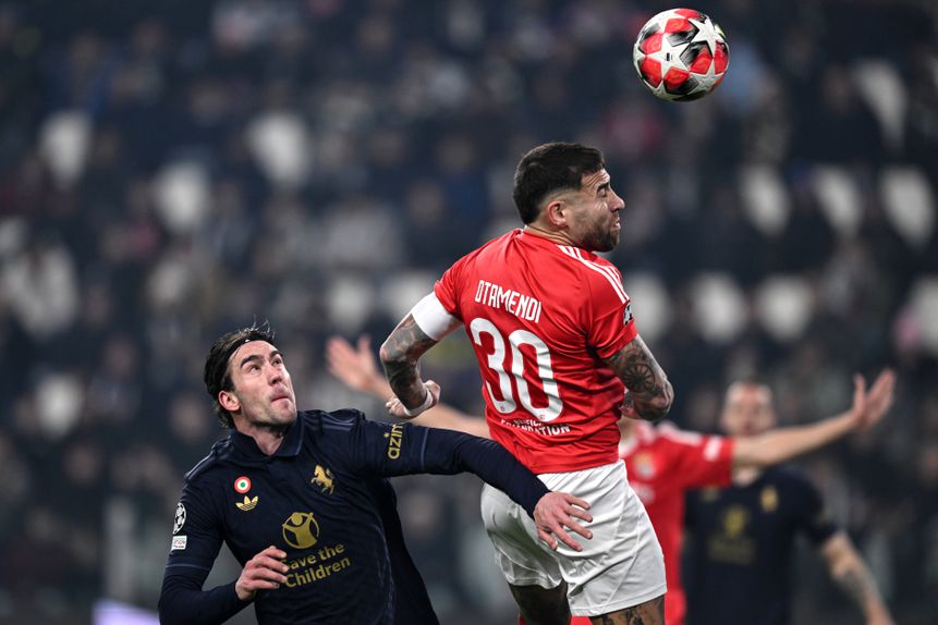 Otamendi salta mais alto que Vlahovic: imagem que retrata a história dos confrontos entre Benfica e Juventus - Foto: IMAGO