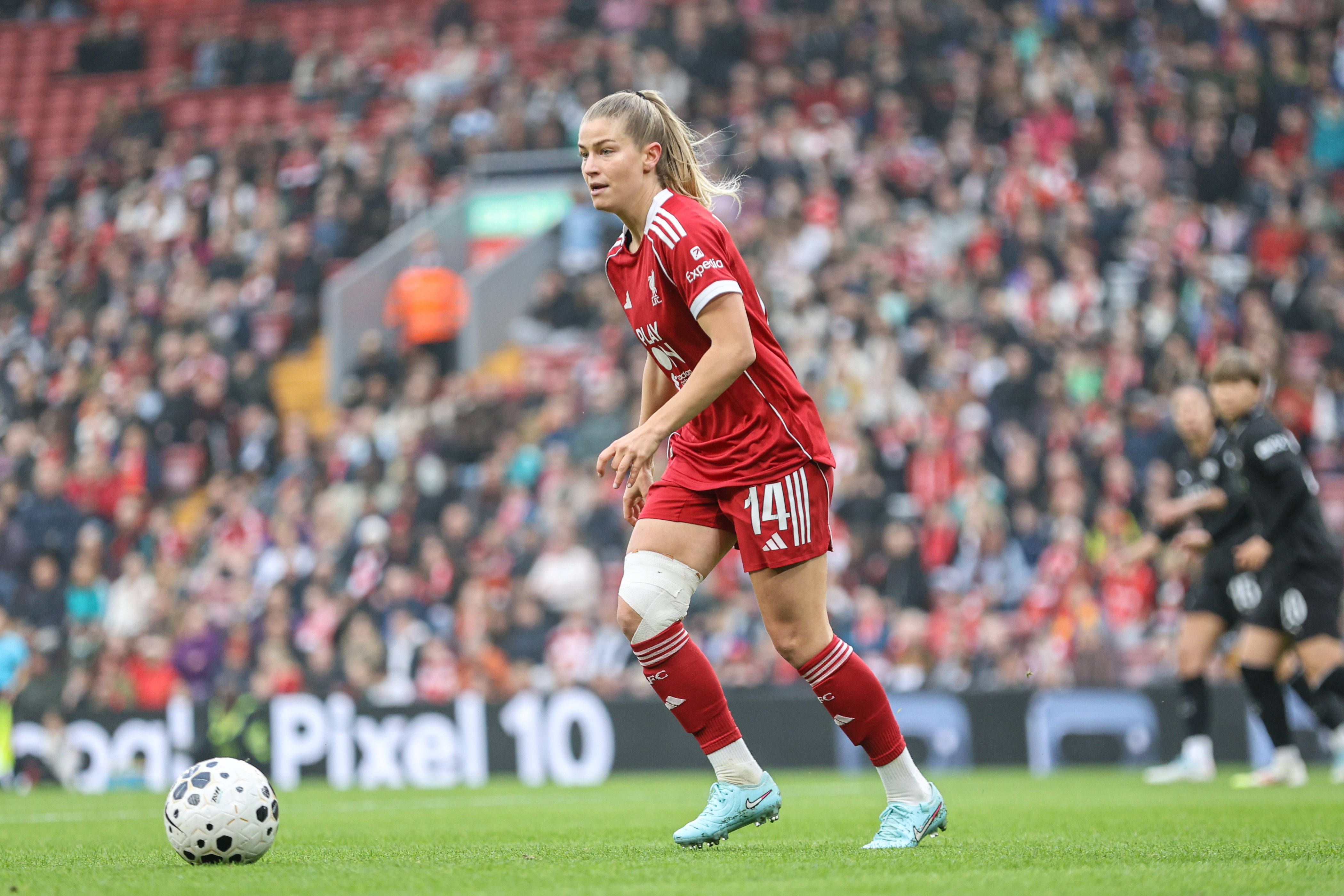 Marie Hobinger com a camisola do Liverpool.