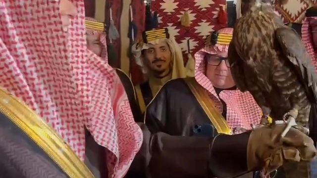 Jorge Jesus maravilhado com ave de rapina