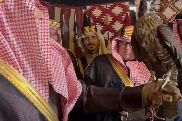 Jorge Jesus maravilhado com ave de rapina