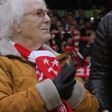 Vera tem 92 anos, voltou a um jogo de futebol e a cara dela diz tudo