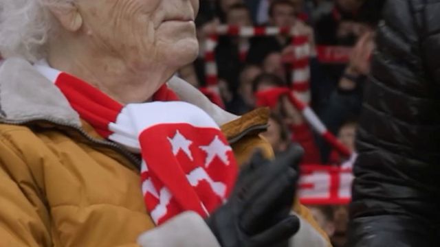 Vera tem 92 anos, voltou a um jogo de futebol e a cara dela diz tudo