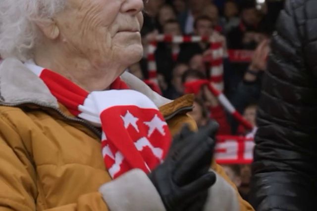 Vera tem 92 anos, voltou a um jogo de futebol e a cara dela diz tudo