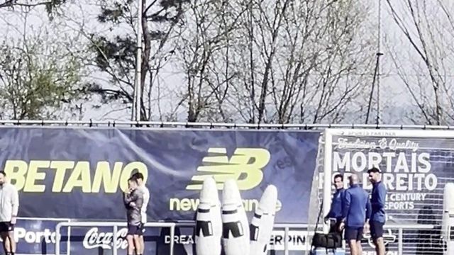 Vítor Baía assiste ao treino do FC Porto de preparação para a Champions