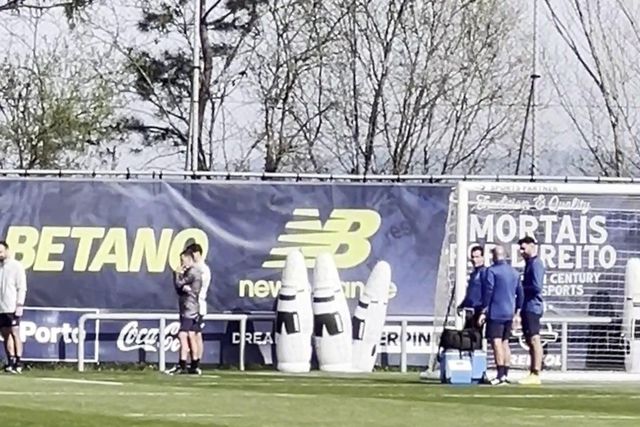 Vítor Baía assiste ao treino do FC Porto de preparação para a Champions