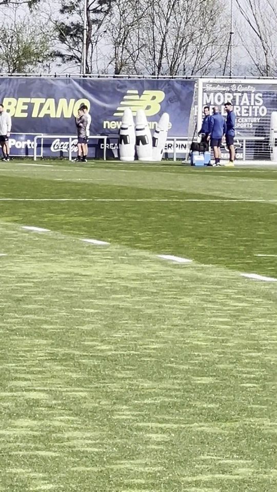 Vítor Baía assiste ao treino do FC Porto de preparação para a Champions