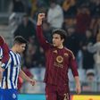 Dybala levanta o punho fechado para celebrar o golo marcado ao FC Porto