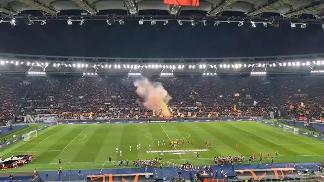 O belo hino da Roma foi a banda sonora na entrada das equipas no Olímpico