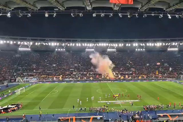 O belo hino da Roma foi a banda sonora na entrada das equipas no Olímpico