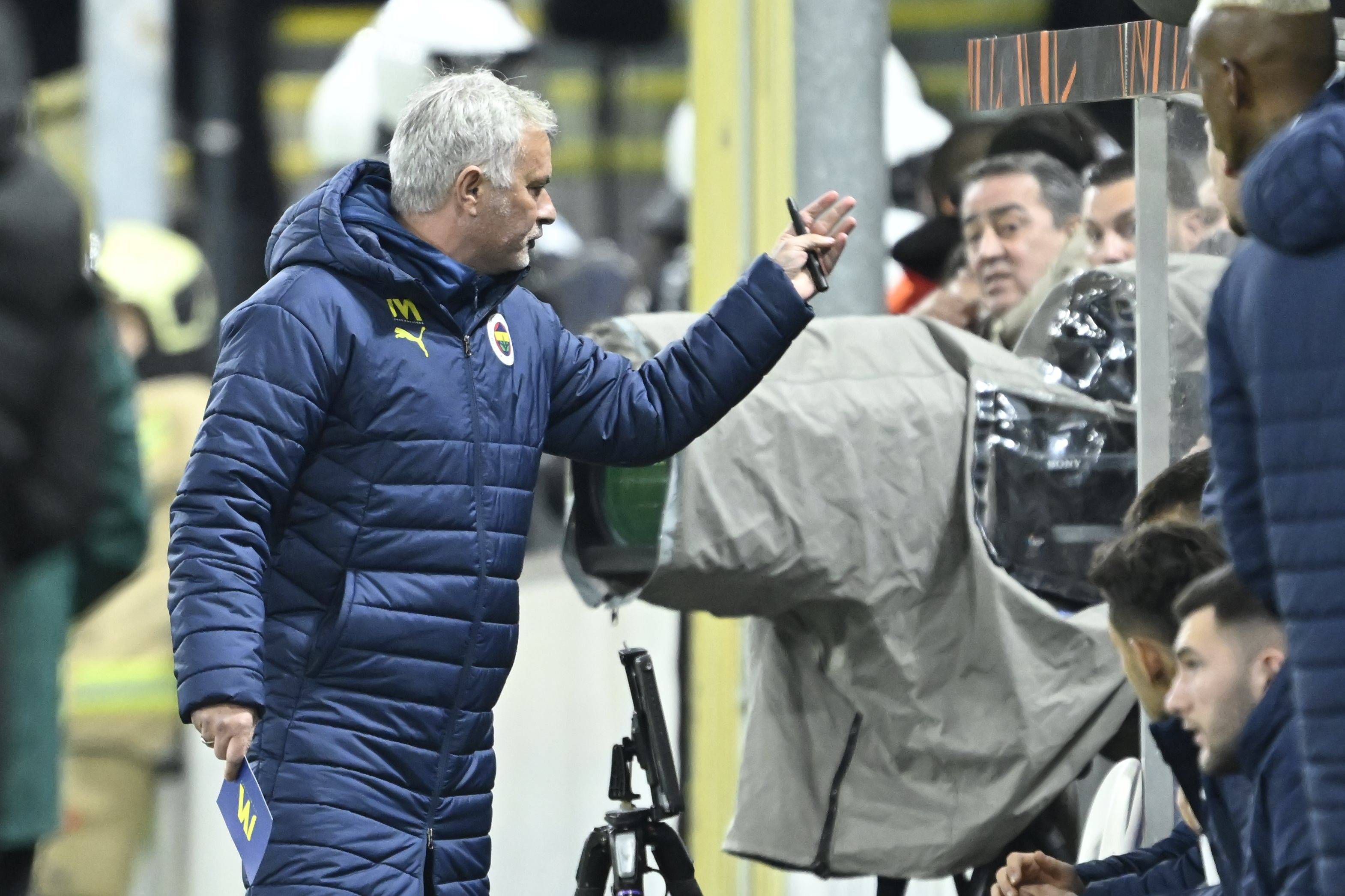Mourinho: os elogios dos adeptos do Rangers no Algarve e 'porta aberta' a treinar na Escócia