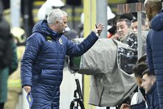 Enquanto espera pelo intervalo, Mourinho aproxima-se e abraça um 'steward' (vídeo)