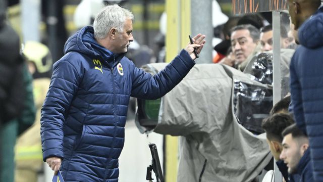 Enquanto espera pelo intervalo, Mourinho aproxima-se e abraça um 'steward' (vídeo)