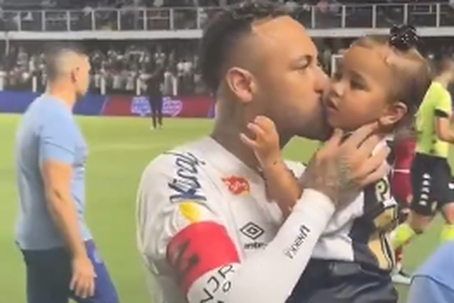 Neymar dá um beijo na filha Mavie