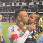 Neymar dá um beijo na filha Mavie