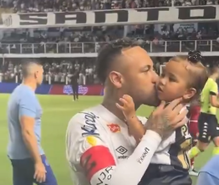 Neymar dá um beijo na filha Mavie
