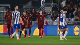 Roma-FC Porto: pneu da bicicleta de Samu furado à lei... Dybala