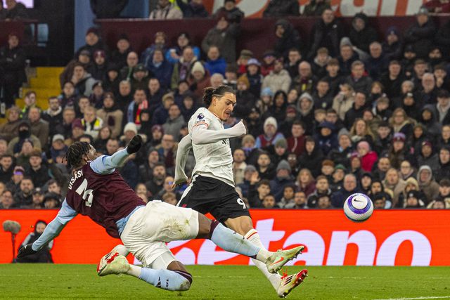 Darwin no momento do remate à baliza do Aston Villa