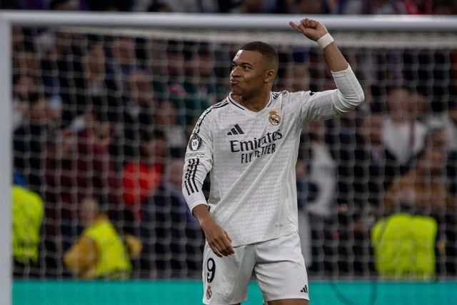 Mbappé bate Kokçu e conquista distinção