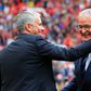 Mourinho cumprimenta Ranieri entre sorrisos