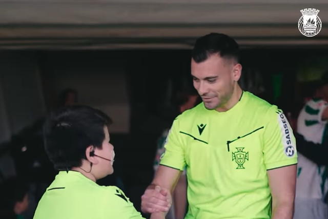 «Os meus amigos chamam-me doido»: Gustavo tem 11 anos e quer ser árbitro (vídeo)