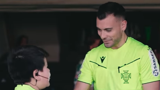 «Os meus amigos chamam-me doido»: Gustavo tem 11 anos e quer ser árbitro (vídeo)