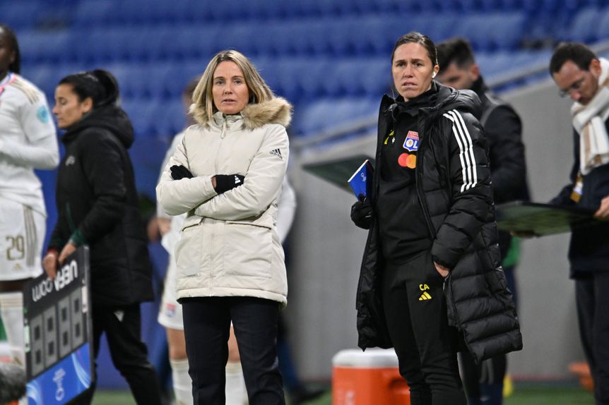 Sonia Bompastor e Camille Abily lado a lado no Lyon, antes de rumarem ao Chelsea