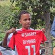 Cristien Gomes recebeu a camisola das mãos de José Maria Neves, presidente de Cabo Verde (SL Benfica)