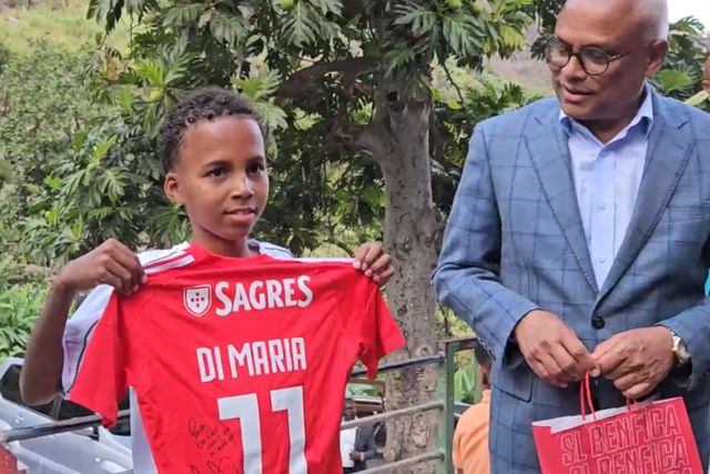 Cristien Gomes recebeu a camisola das mãos de José Maria Neves, presidente de Cabo Verde (SL Benfica)