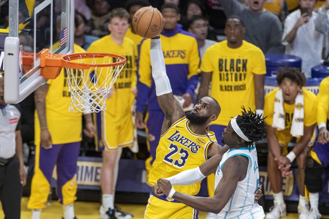 LeBron James prestes a inserir bola no cesto