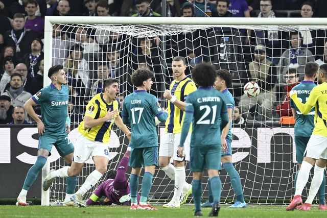 De central para central: Skriniar desvia, Akçiçek empata para o Fenerbahçe (vídeo)