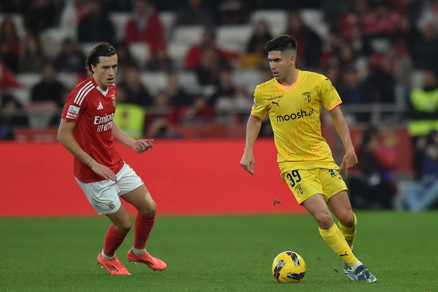 Imagem do último Benfica-SC Braga (1-2) para o Campeonato, com Fran Navarro a encarar Álvaro Carreras. Os minhotos recebem nesta noite de sexta-feira o Nacional, jogo inaugural da 23.ª jornada da Liga Portugal Betclic